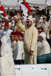 Image du Maroc Professionnelle de  SM Le roi Mohammed VI, accompagné par le prince héritier, Moulay Hassan ainsi que de son frère, le prince Moulay Rachid, salue la foule alors qu'il se trouvait dans une limousine lors d'une cérémonie d'allégeance marquant le 19e anniversaire de son accession au trône, au palais du roi à Tétouan, mardi 31 juillet 2018. (Photo / Abdeljalil Bounhar)